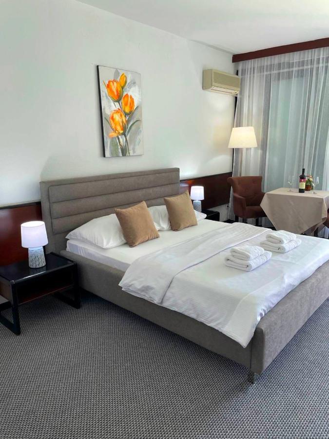 Corpus A - Hotel Albatros Улцинь Екстер'єр фото